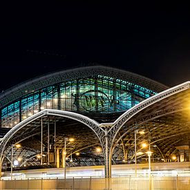 Kölner Bahnhof am Abend von Marcia Kirkels