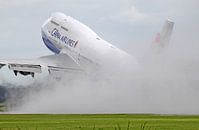 Boeing 747 tijdens takeoff op een natte startbaan van Ramon Berk thumbnail