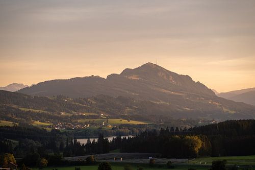 Zonsondergang met uitzicht op het Rottach stuwmeer en de Grünten in de Allgäu