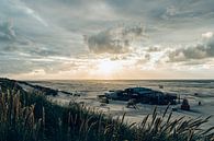 Zon breekt door de wolken bij het strand van Midsland aan Zee van Alex Hamstra thumbnail
