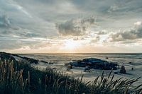 Zon breekt door de wolken bij het strand van Midsland aan Zee