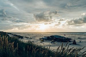 Sonne bricht durch die Wolken am Strand von Midsland aan Zee von Alex Hamstra