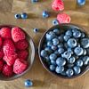 Leckeres Frühstück mit Himbeeren und Blaubeeren von Wolfgang Unger