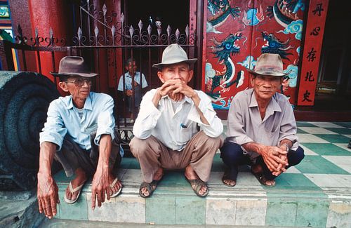 Drie oude mannen bij de betoverende pagode in Hoi An