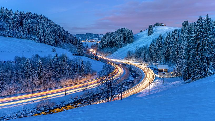 Wintermorgen zwischen Einsiedeln und Biberbrugg - Blaue Stunde von Pascal Sigrist - Landscape Photography