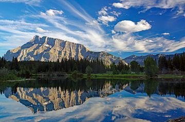 Lac de montagne calme près de Jasper