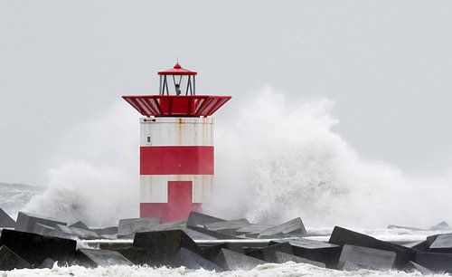 Extreme Welle verschlingt Leuchtfeuer bei Scheveningen