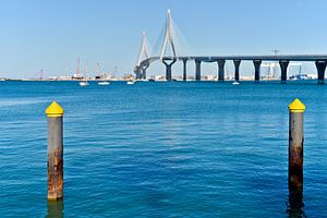 Sommerliche Bucht von Cádiz mit Puente de la Pepa