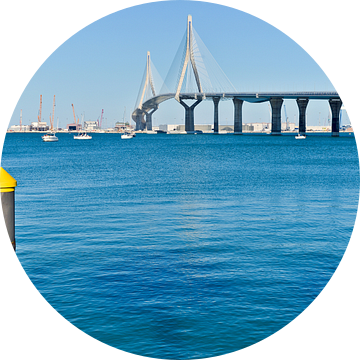 Zomerse baai van Cádiz met Puente de la Pepa