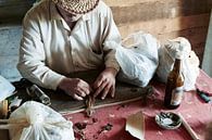 Cubaanse man die de tabaksbladeren verwerkt en sigaren maakt van Tjeerd Kruse thumbnail
