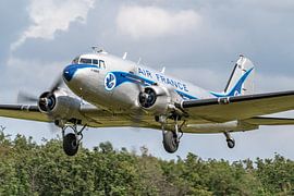 Nostalgie! Alte Zeiten leben wieder auf! Eine fliegende Legende, die Douglas DC-3 in den Farben der  von Jaap van den Berg