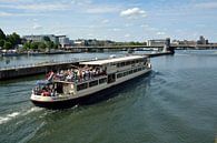 Rondvaartboot op de Maas bij Maastricht van Leo Langen thumbnail