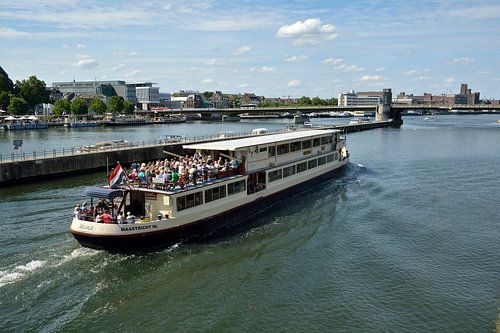 Rondvaartboot op de Maas bij Maastricht