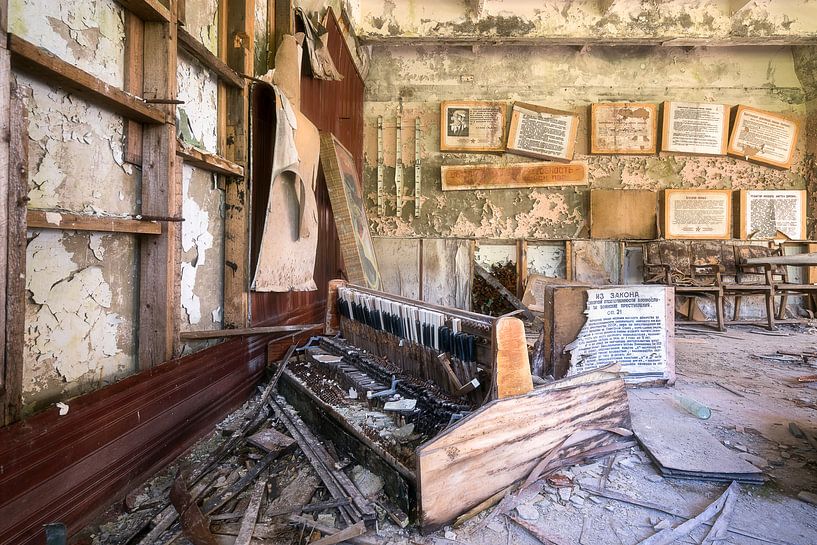 Piano abandonné sur le sol. par Roman Robroek - Photos de bâtiments abandonnés