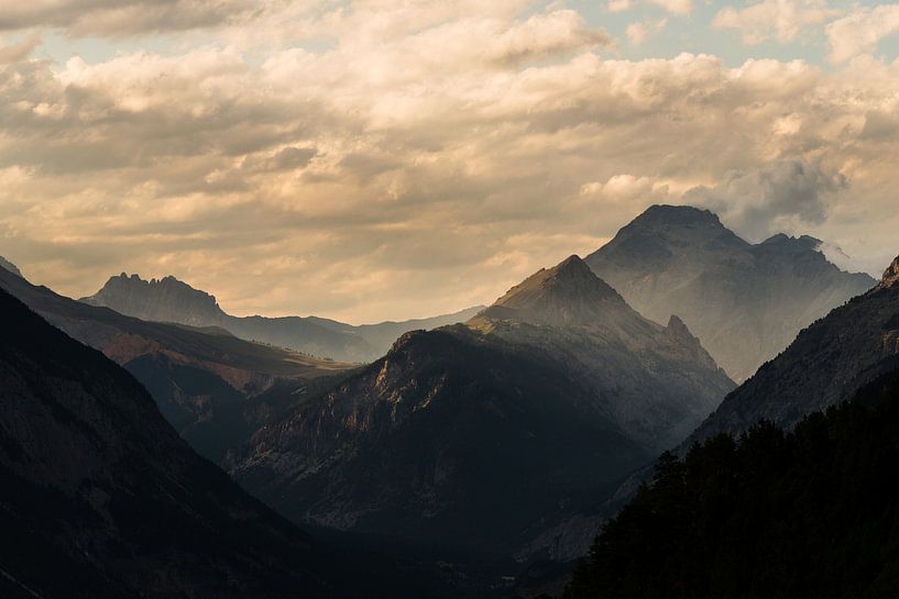 De Franse Alpen bij zonsondergang van Damien Franscoise