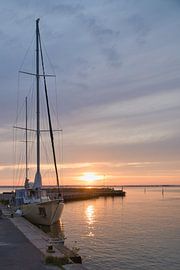 Zeilboot in de haven bij zonsondergang van Martin Köbsch