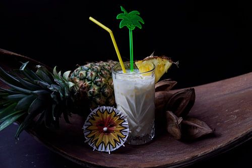 Rum ontmoet ananas banaan kokosnoot. Heerlijke en fruitige cocktails geserveerd in een glas