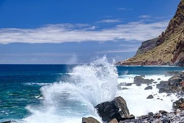 Golven op de kust van Madeira eiland in Portugal in Jardim do Mar.