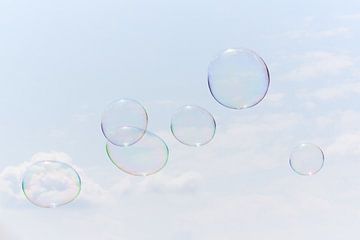 Gewichtloze zeepbellen stil zwevend door de lucht van Robert Vierdag