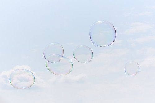 Gewichtloze zeepbellen stil zwevend door de lucht