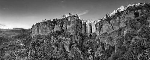 Landschap bij de stad Ronda in Spanje in Andalusië in zwart-wit