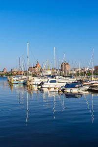 Blick über die Warnow auf die Hansestadt Rostock
