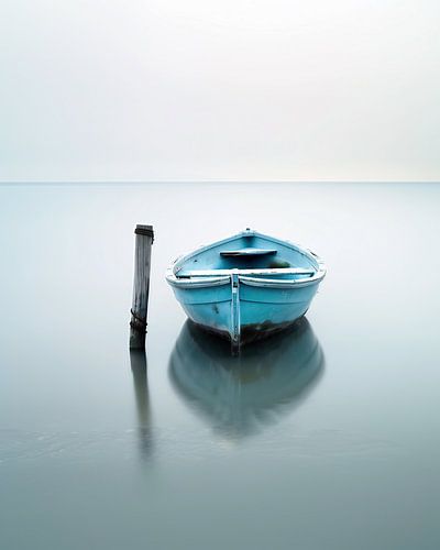 Blauw water, eenzame boot