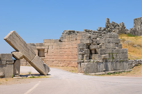 Die antiken Ruinen von Messene mit herabgestürztem Steinblock