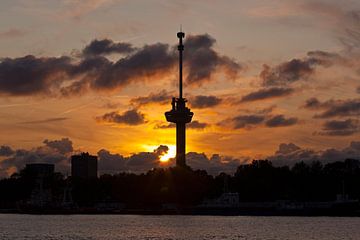 Coucher de soleil sur l'Euromast à Rotterdam sur Anton de Zeeuw