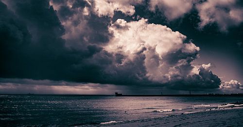 Aan de kust van het schiereiland Hel in de zomer vlak voor een onweersbui