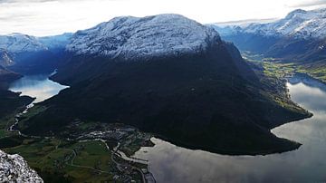 Uitzicht op Loen, het Lovatnet en het Nordfjord vanaf de skylift in Noorwegen van Aagje de Jong