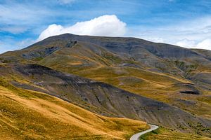 kurvenreiche Straße durch goldene Berge zum Col de Vars