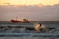 Surfen bei Sonnenuntergang in Scheveningen von Lorenzo Nijholt Miniaturansicht