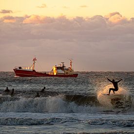 Surfen bei Sonnenuntergang in Scheveningen von Lorenzo Nijholt