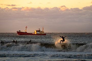 Surfen bei Sonnenuntergang in Scheveningen von Lorenzo Nijholt