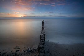 Buhne im Sonnenaufgang von Sebastian Holtz
