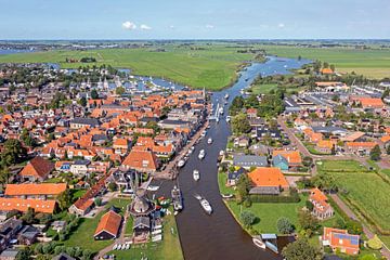 Luchtfoto van het historische stadje Woudsend in Friesland Nederland