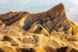 Kleurrijke rotsformatie op Zabriskie Point in Death Valley National Park Californië USA van Dieter Walther