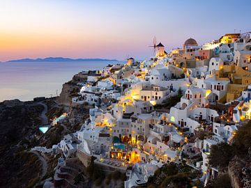 Evening after a colorful sunset in Oia, Santorini | Travel Photography Greece by Teun Janssen