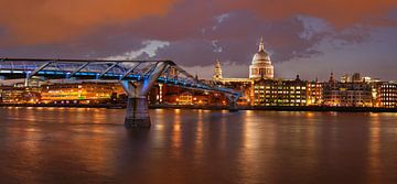 Millenium Bridge na zonsondergang van Markus Lange