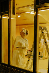 Malerin hinter dem Schaufenster – Atelier im Warmlicht
