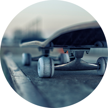 Skateboard op rail in skatepark bij avondschemering van Mike Maes