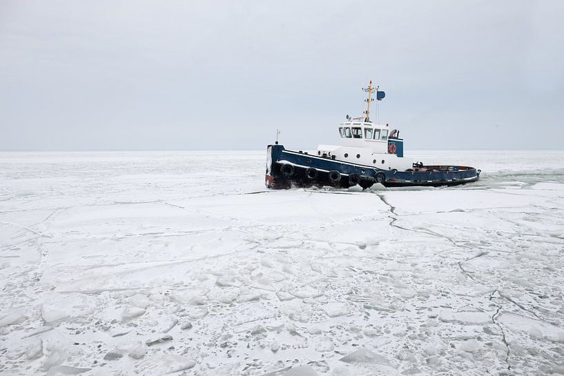 ijsbreker op ijsselmeer van Paul Piebinga