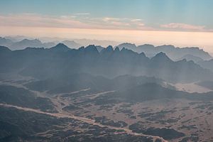 Egyptisch berglandschap vanuit de lucht van Leo Schindzielorz