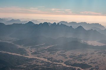 Paysage montagneux d'Égypte vu du ciel sur Leo Schindzielorz