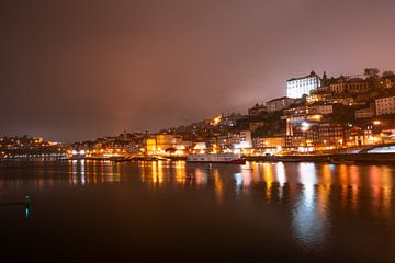 Porto aan de rivieroever bij nacht van Leo Schindzielorz