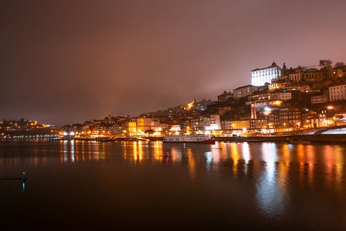 Porto aan de rivieroever bij nacht