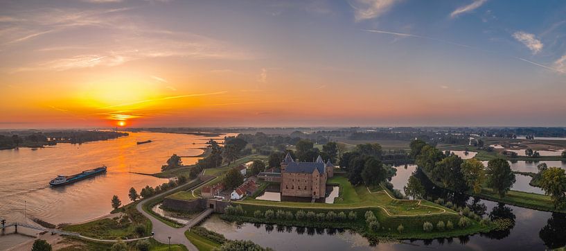 Slot Loevestein met zonsopkomst van Patrick van Oostrom