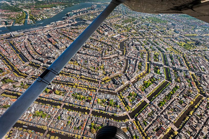 Luchtfoto van Amsterdamse binnenstad van Frans Lemmens
