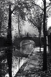 Der Spaziergänger auf der Magdalena-Brücke über die Nieuwegracht in Utrecht (schwarz-weiß) von André Blom Fotografie Utrecht